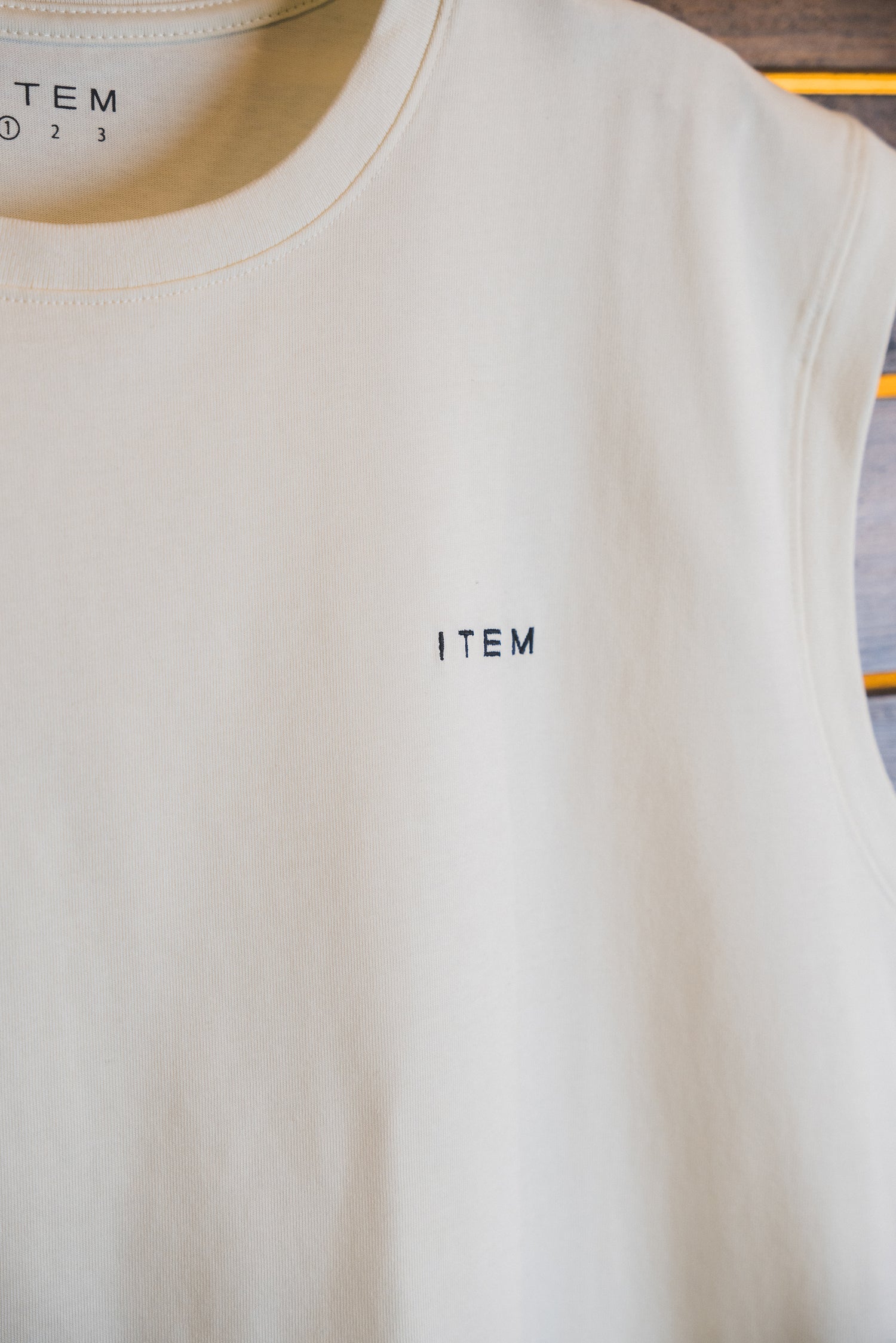 item logo no-sleeve (white) - itemtokyo