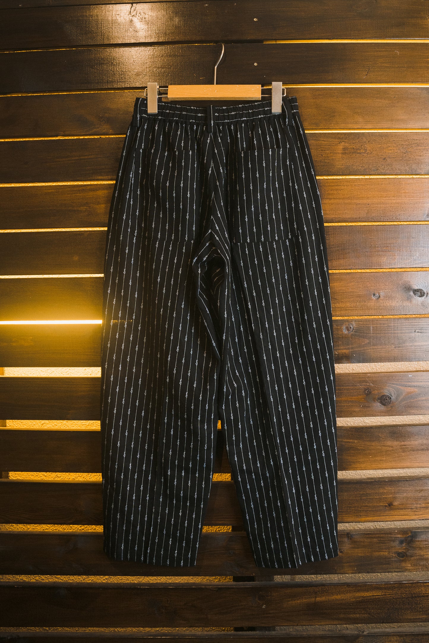item hand writing stripe pants (black)