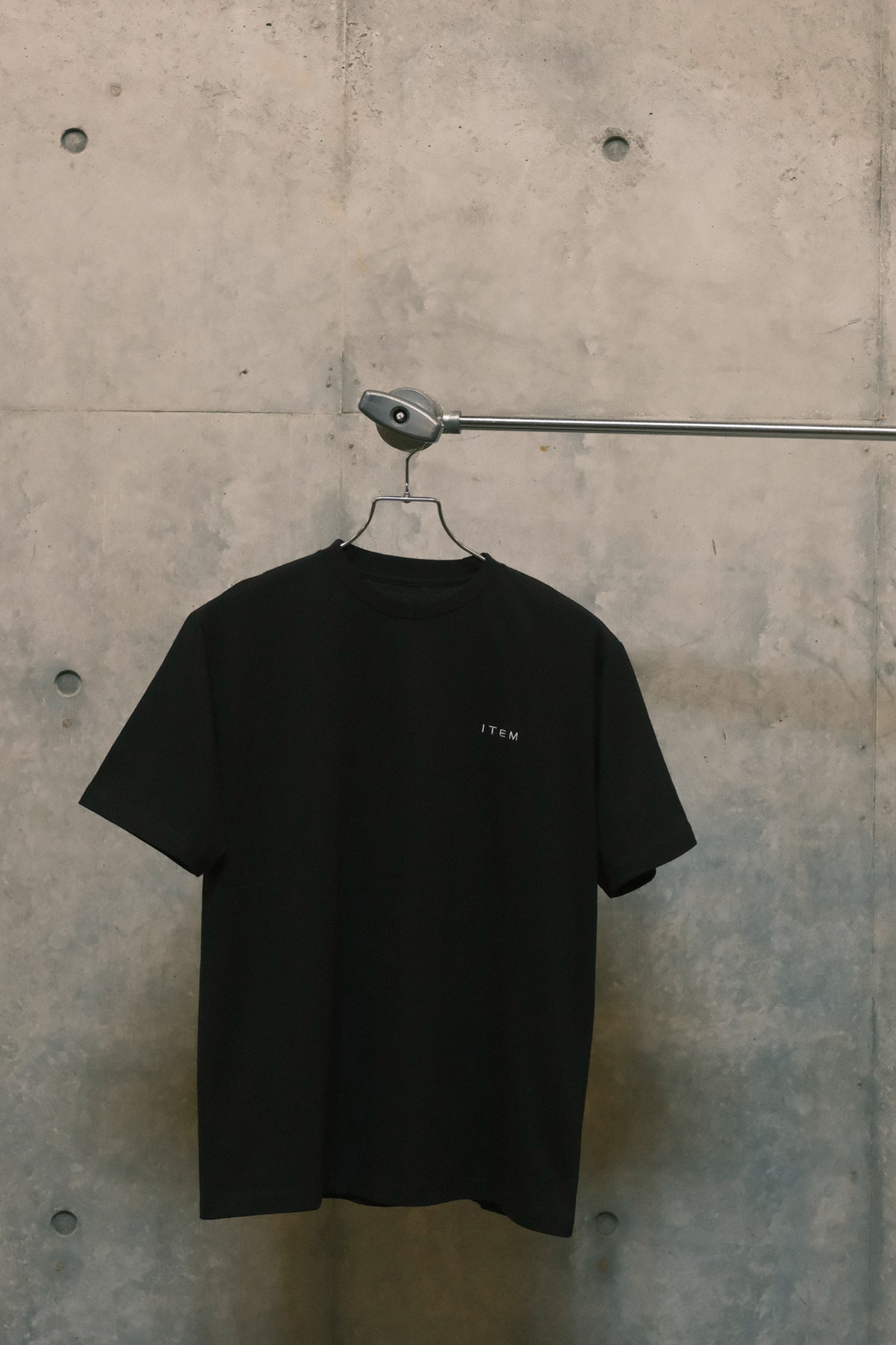 item logo tee (black) - itemtokyo – item OfficialSTORE